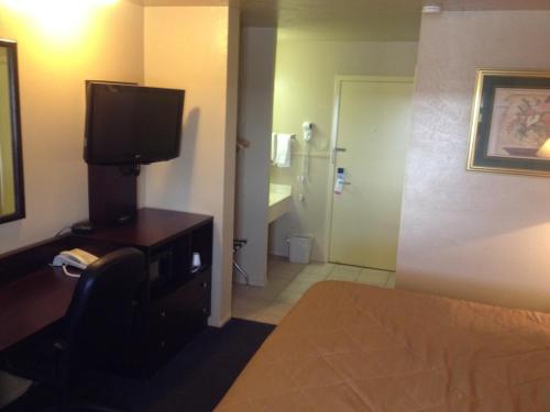 Colonial Inn Monahans - photo 9