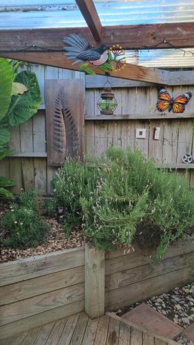 Raglan West Retro Beach Vibe Accommodation in Raglan, New Zealand