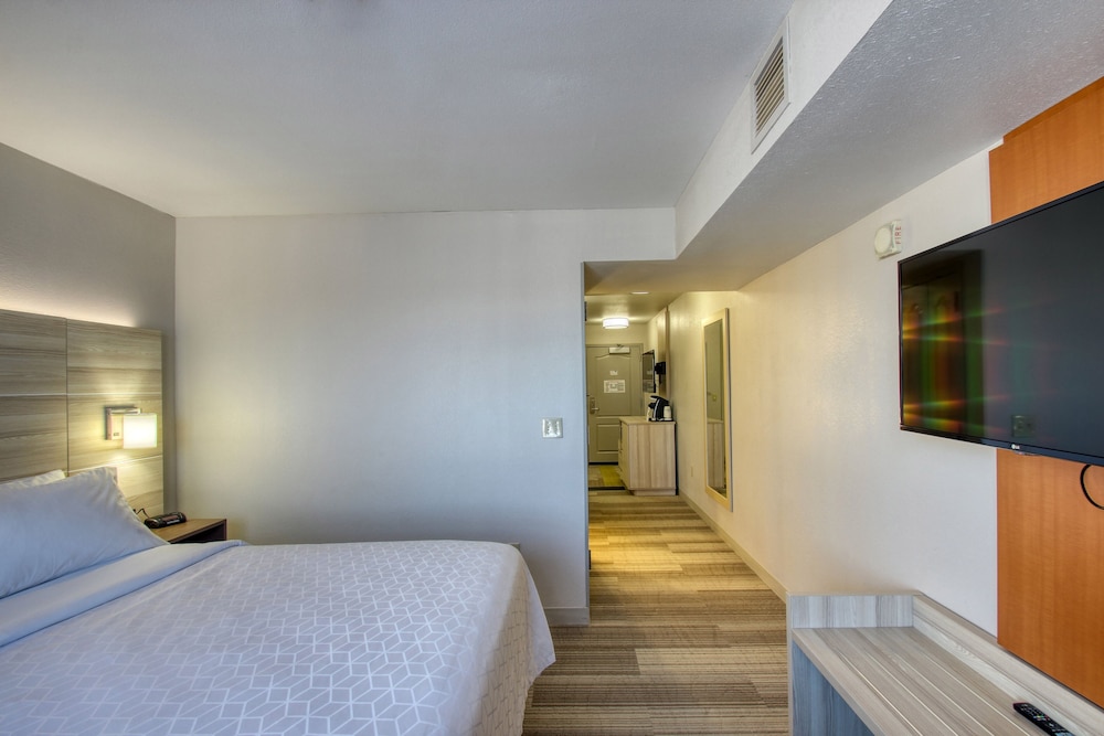 Holiday Inn Express Hotel & Suites Milwaukee Airport by IHG - photo 15