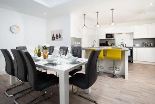 Abalyne Beach House Stunning 4 bedroom beach house Sea views throughout modern and bright house