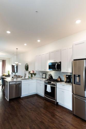 Luxe Hillsboro Village Homes for 24 with 4 Patios Rooftops and Garage Parking Gourmet Kitchens and Smart TVs Walk to Vanderbilt Pancake Pantry and Fido 24Hr Hospitality 10 Min to Broadway and The Parthenon — 4-Star Luxury Hotel in Nashville, United States