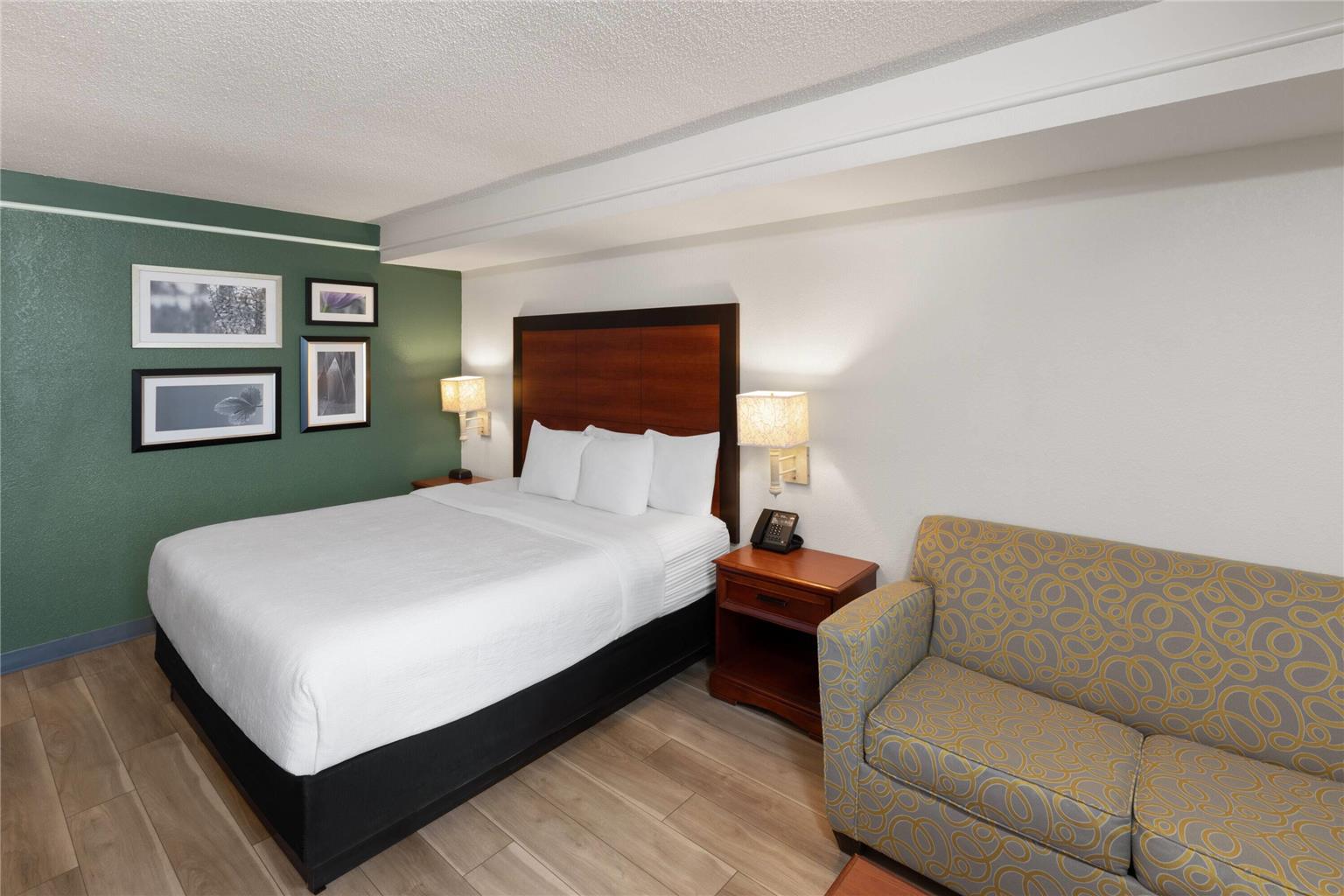 La Quinta Inn & Suites by Wyndham San Antonio Airport - photo 21