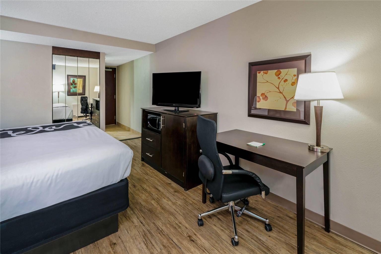 La Quinta Inn & Suites by Wyndham Dallas I 35 Walnut Hill Ln - photo 7