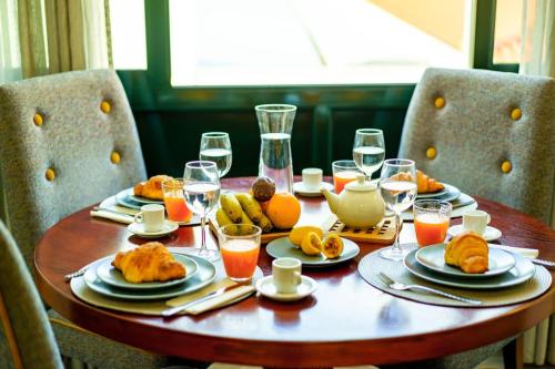 Enjoy the city center at fully equipped 2 BR 5 Min walk to beach & market — 4-Star Luxury Hotel in Funchal, Portugal