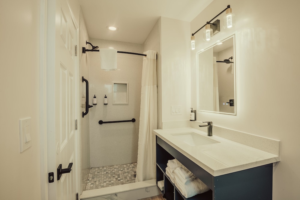 Blufftop Inn & Suites - photo 96