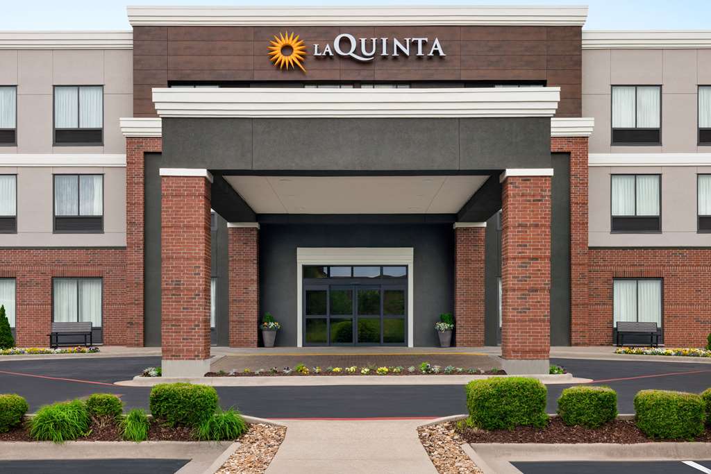 La Quinta Inn & Suites by Wyndham Springfield Airport Plaza - photo 2