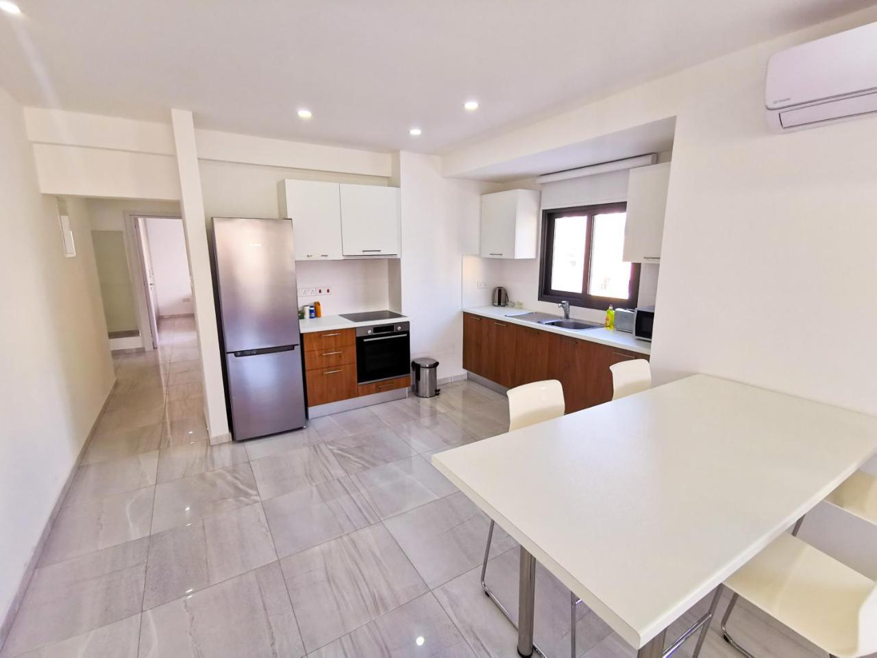 Vasilo Court Seaview City Apartment