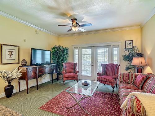 3 BR Condo with Dreamy Balcony Views Walk to Pool — 4-Star Luxury Hotel in Kissimmee, United States