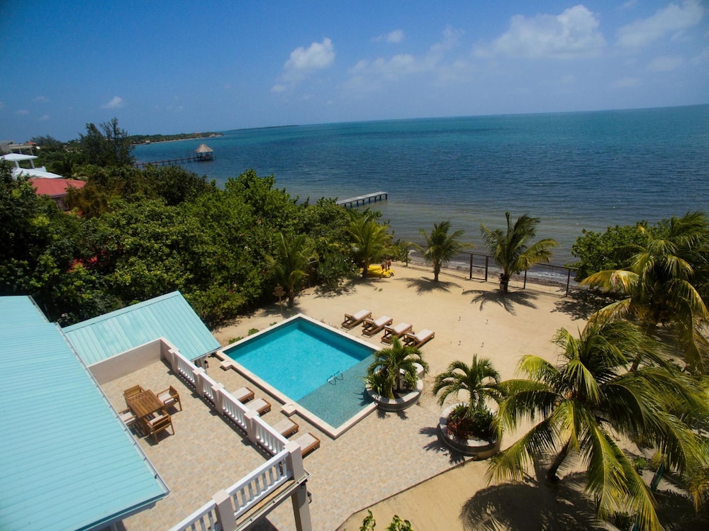 Surfside Gecko Large Oceanfront Villa with Pool Close to Village — 4-Star Luxury Hotel in Placencia, Belize