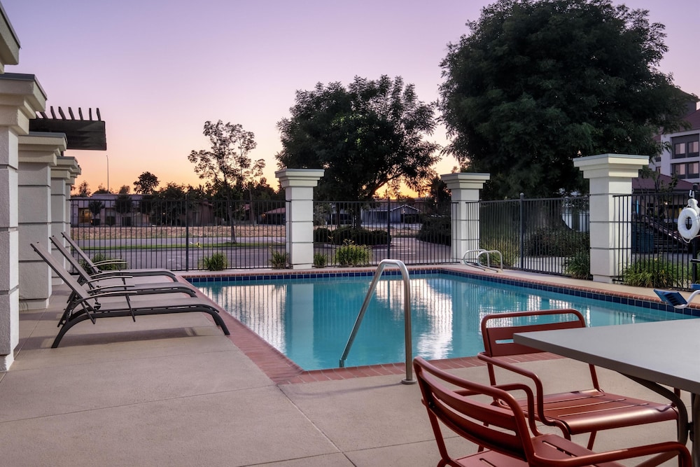 Hampton Inn & Suites Fresno - photo 23