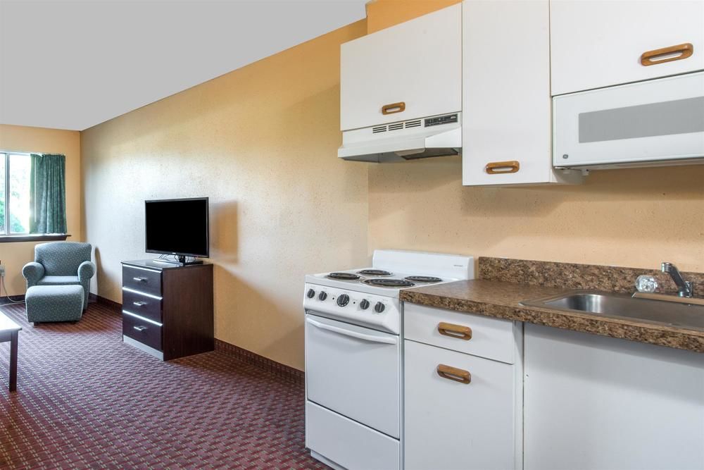 Days Inn and Suites by Wyndham Groton Near the Casinos - photo 3