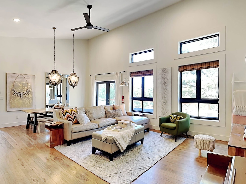 Casa Blanca by Ruidoso Vacation Rentals — 4-Star Luxury Hotel in Ruidoso, United States