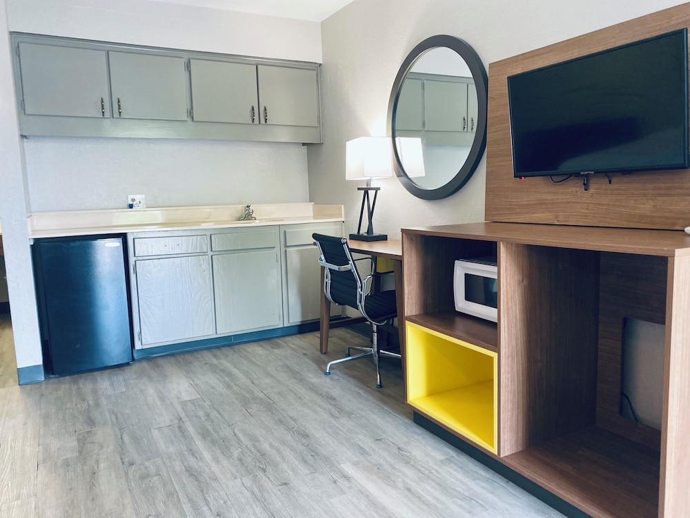 Days Inn by Wyndham Ardmore - photo 4