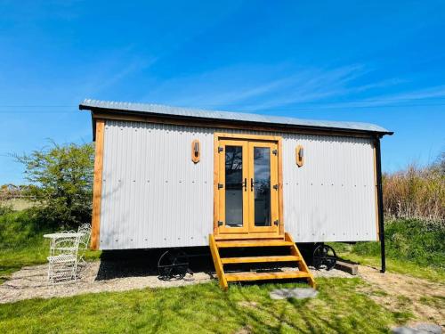 The Hut@Trefechan Wen Coastal Coziness — hotel in Goodwick