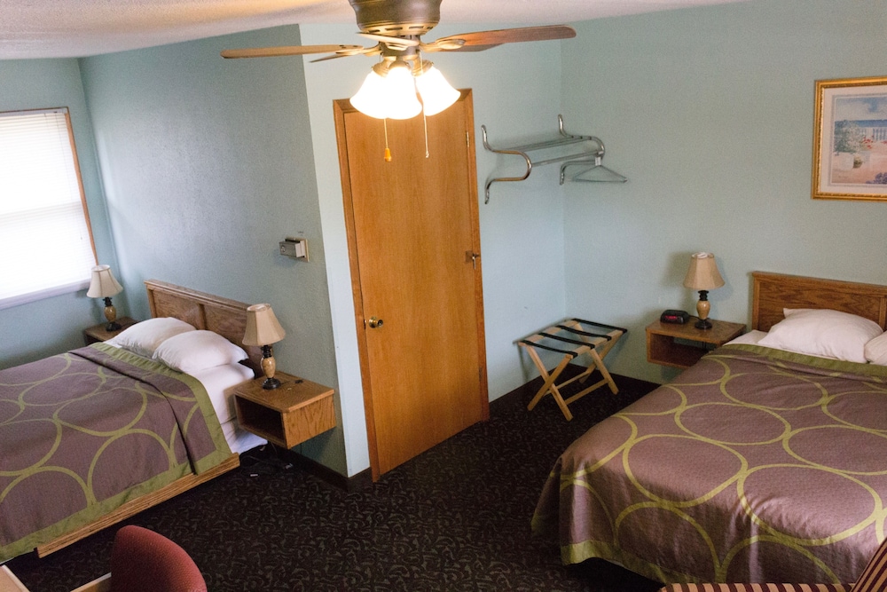 Hawkeye Motel - photo 3