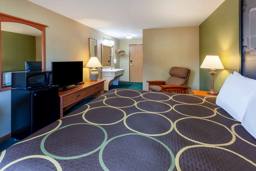 Super 8 by Wyndham Berlin WI - photo 14
