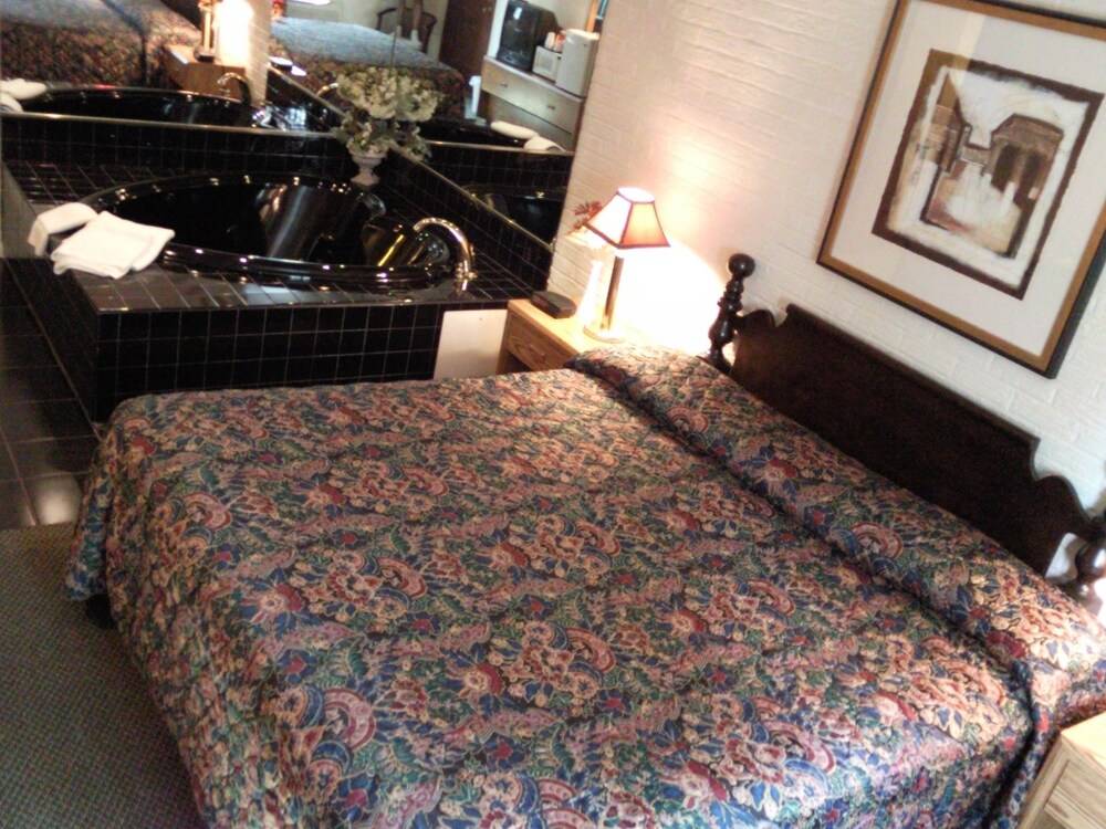 Colonial Inn Motel - photo 14