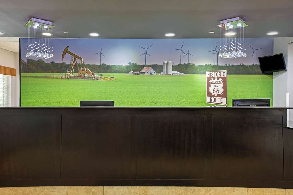 La Quinta Inn & Suites by Wyndham Tulsa Airpt Expo Square - photo 5