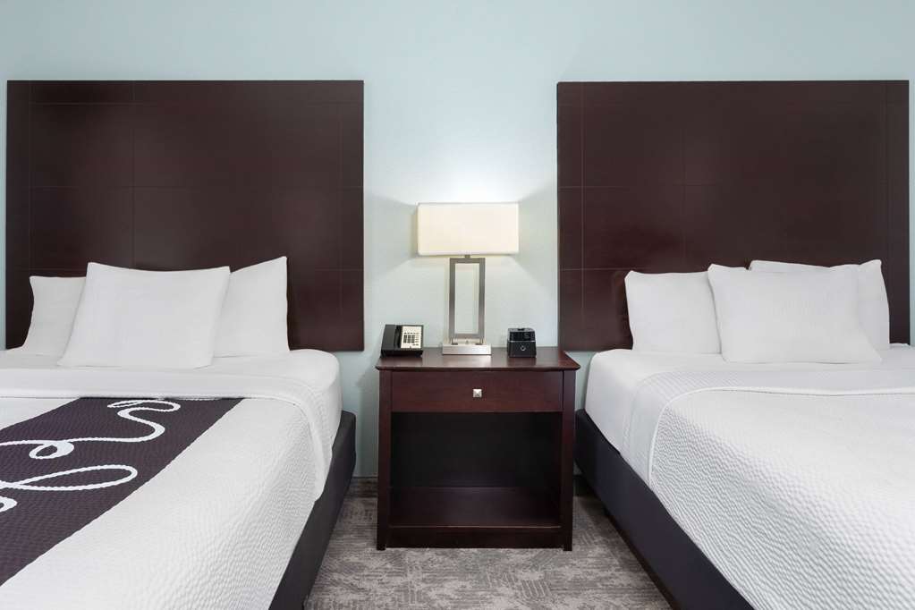 La Quinta Inn & Suites by Wyndham Bonita Springs Naples N. - photo 20