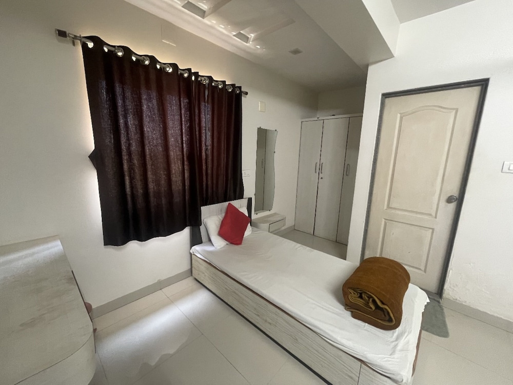 Goroomgo Narayan Executive Gujrat - carbon neutral hotel in Rajula