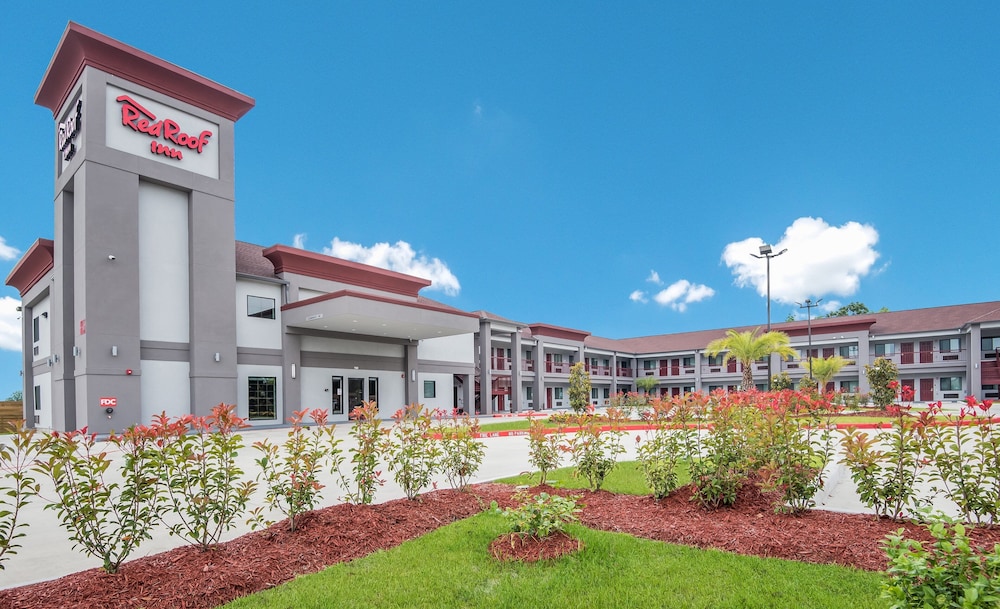 Red Roof Inn Baytown - carbon neutral hotel in Baytown