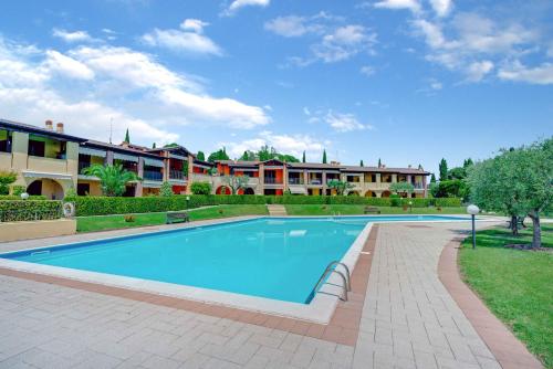 Piscina e Parcheggio Casa a pochi passi dal Lago — 4-Star Luxury Hotel in Padenghe Sul Garda, Italy