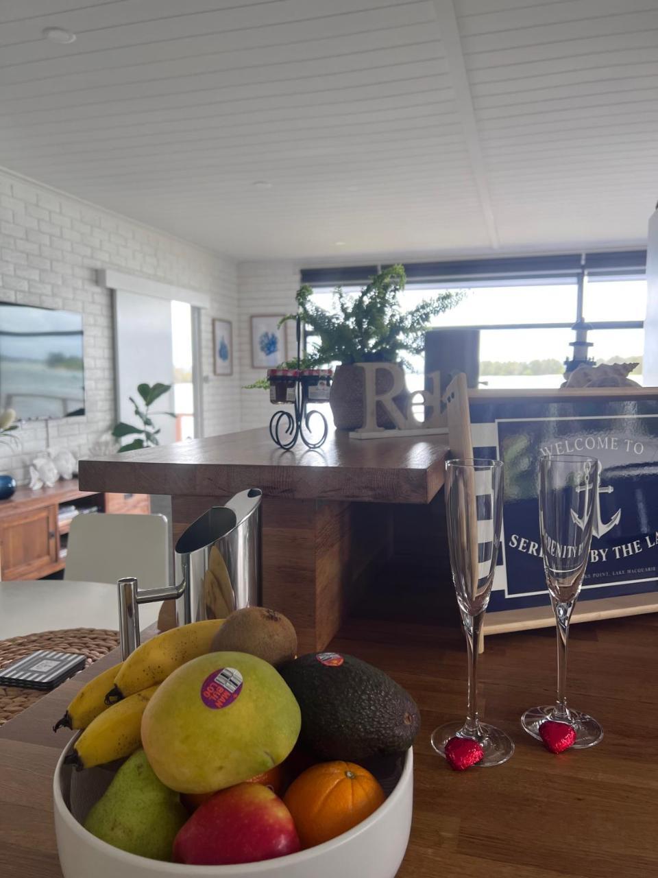Serenity by the Lake Romantic Waterfront Couple’s Getaway — Marks Point — photo 3