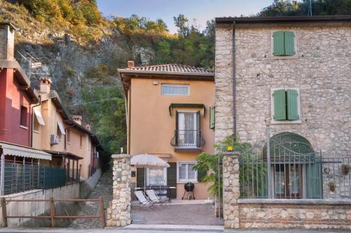 Apartment Casetta Alla Pozza in Torri Del Benaco — 4-Star Luxury Hotel in Torri Del Benaco, Italy