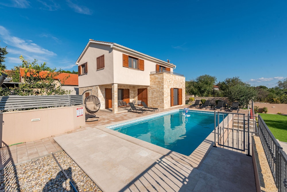 Villa Paula ZadarVillas — 4-Star Luxury Hotel in Stankovci, Croatia