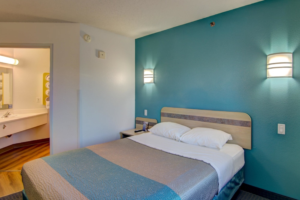 Econo Lodge Menomonie - photo 37
