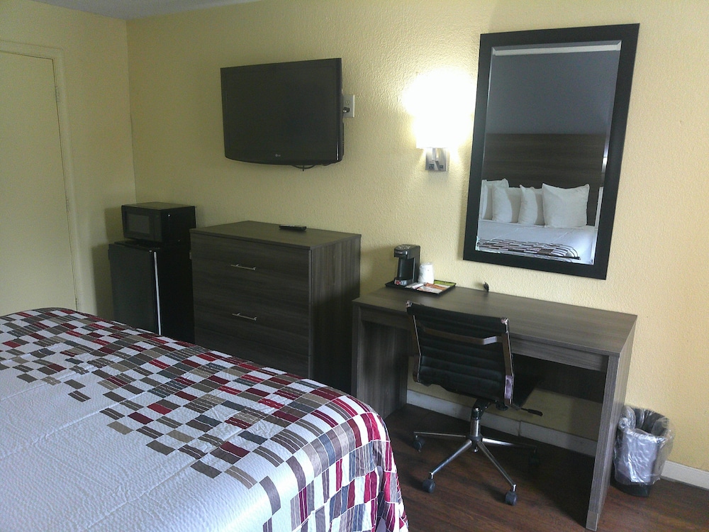 Red Roof Inn Hampton Coliseum - photo 10