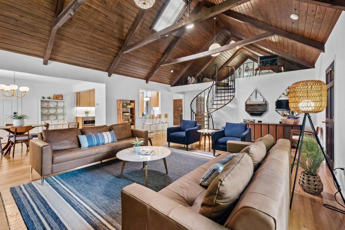 Sunny Chalet 1 block to Bentonville DT Sleeps 10 — 4-Star Luxury Hotel in Bentonville, United States