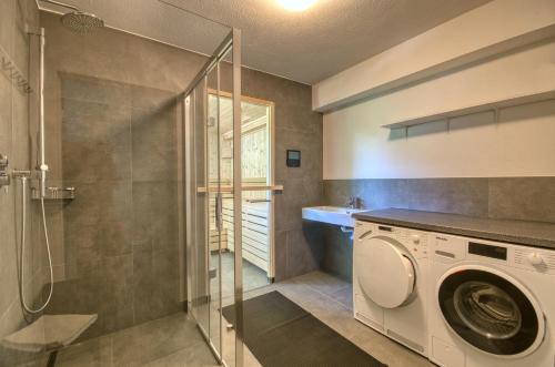 Chalet Lake View by Alpen Apartments — 4-Star Luxury Hotel in Zell Am See, Austria