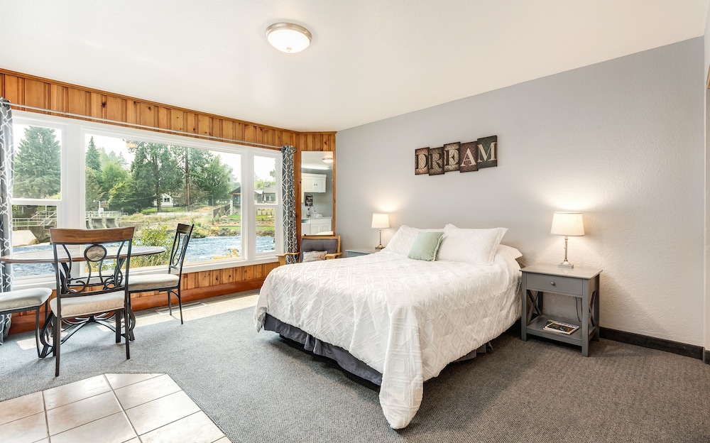 Bend Riverside Inn & Suites - photo 128