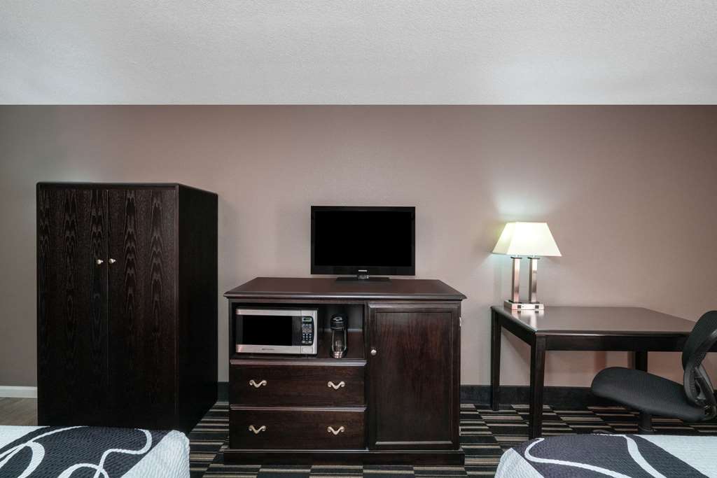 La Quinta Inn & Suites by Wyndham Memphis Airport Graceland - photo 26
