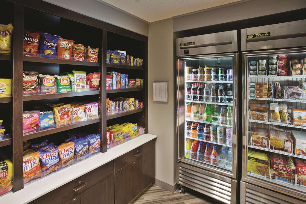 La Quinta Inn & Suites by Wyndham Milwaukee Delafield - photo 32