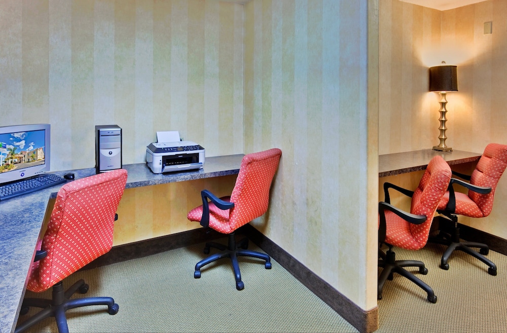 Holiday Inn Express Delano by IHG - photo 18