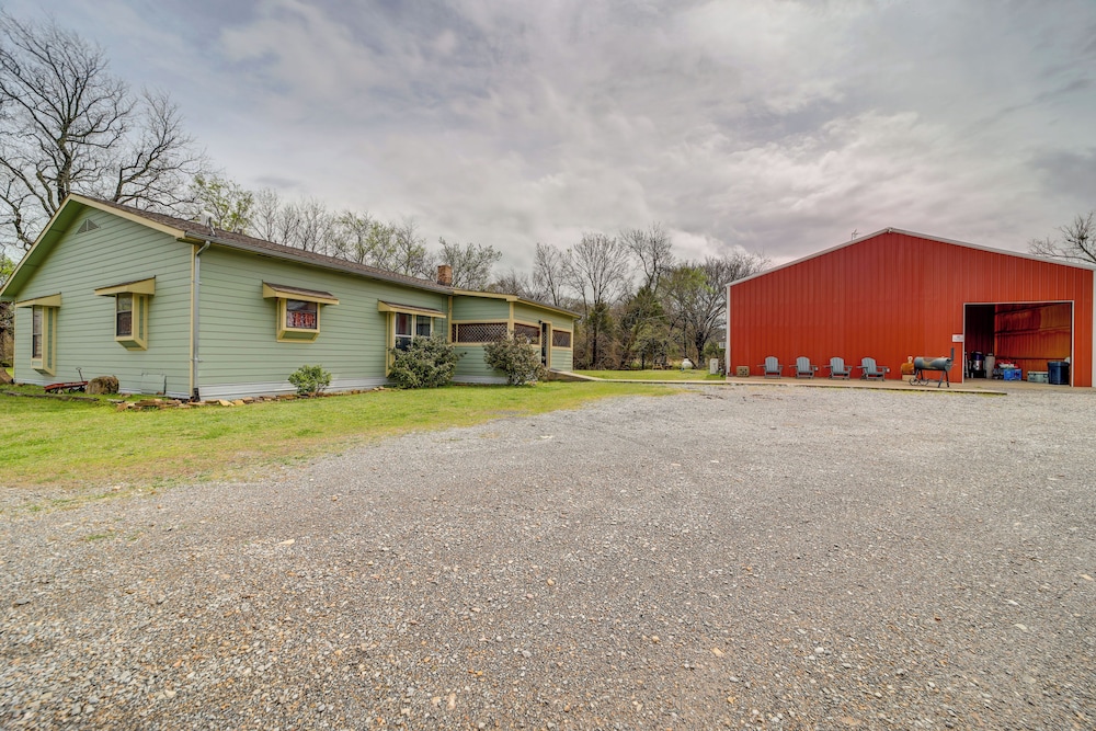 Outdoorsy Getaway Near Atoka: Hunt Fish & Relax in Pittsburg, United States