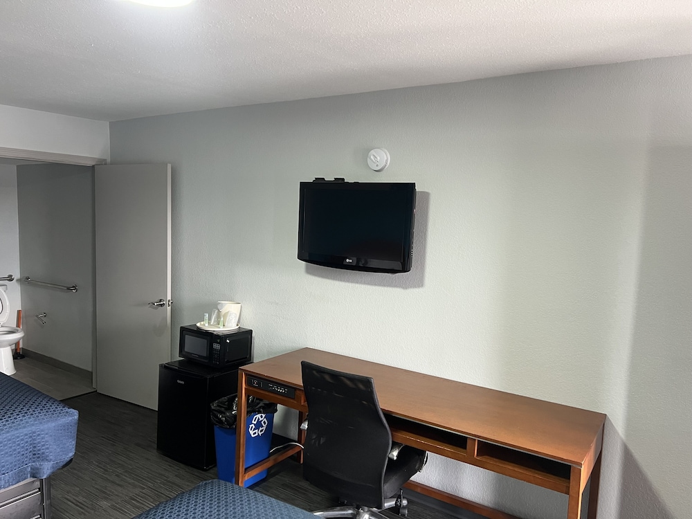 Econo Lodge Commerce - photo 17