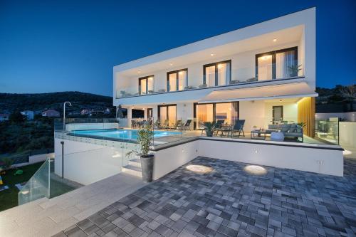 Villa Larissa — 4-Star Luxury Hotel in Primosten, Croatia