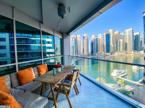 La Buena Vida Holiday Homes Exquisite Spacious Luxe 1BR Apt Full Marina View Kitchen 5 Min to Beach JBR and Marina — 4-Star Luxury Hotel in Dubai, United Arab Emirates
