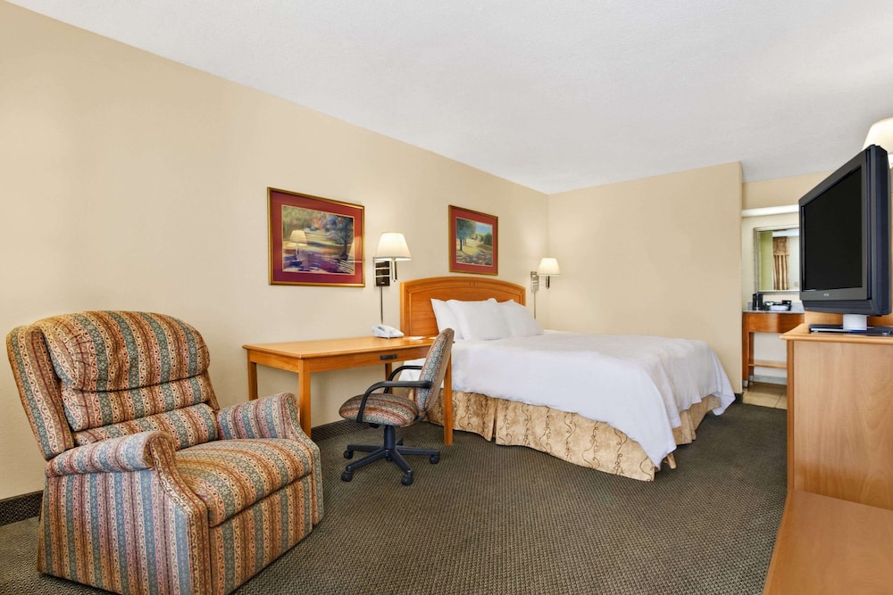 Howard Johnson by Wyndham Greensboro Near the Coliseum - photo 15
