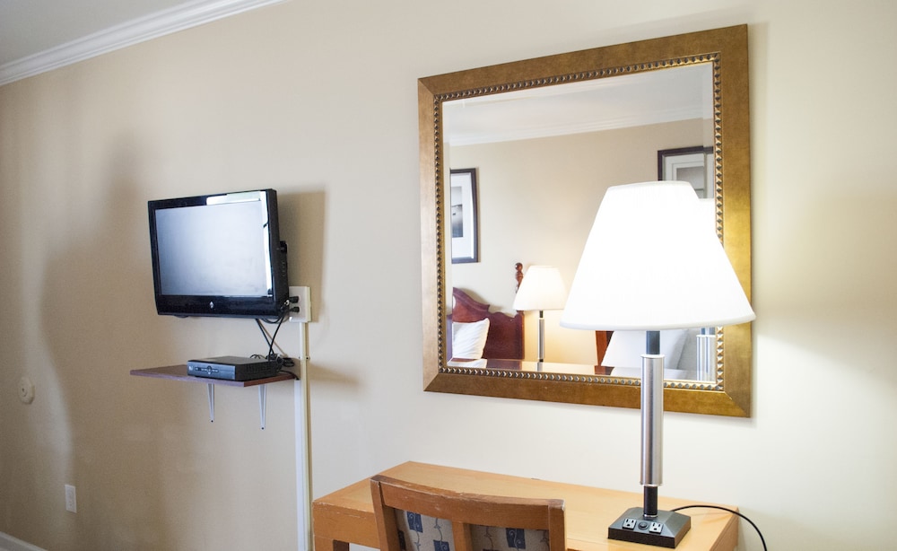 Boardwalk Hotel Charlee & Beach House Rentals - photo 4