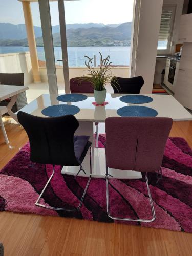 Sunny Deluxe Apartment with 2 AC and seaview — 4-Star Luxury Hotel in Pag, Croatia
