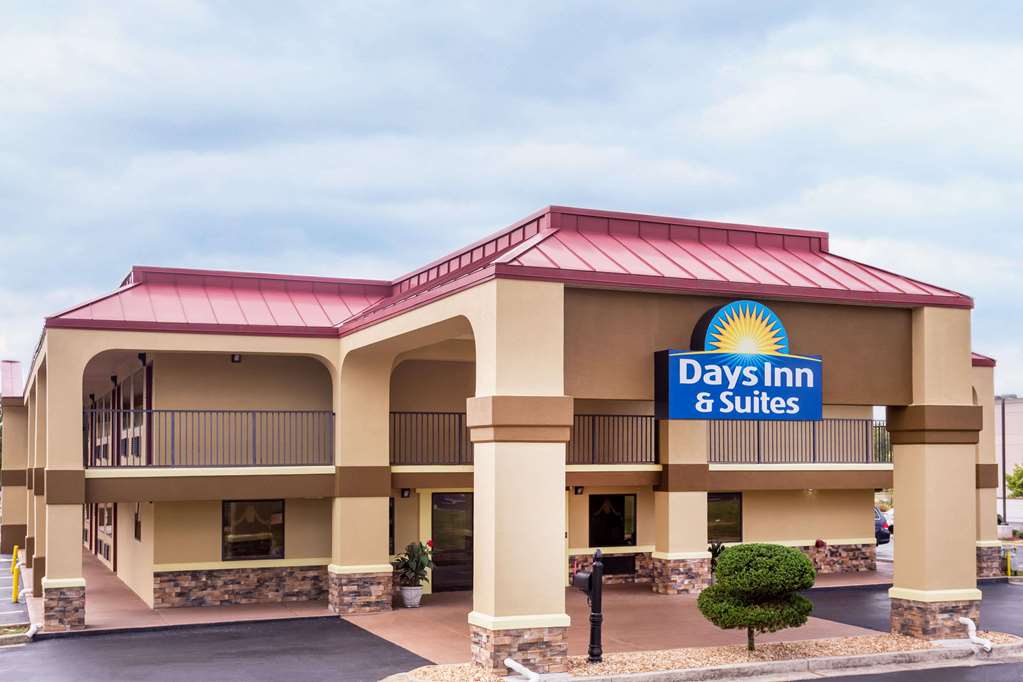 Days Inn & Suites by Wyndham Warner Robins Near Robins AFB - featured photo