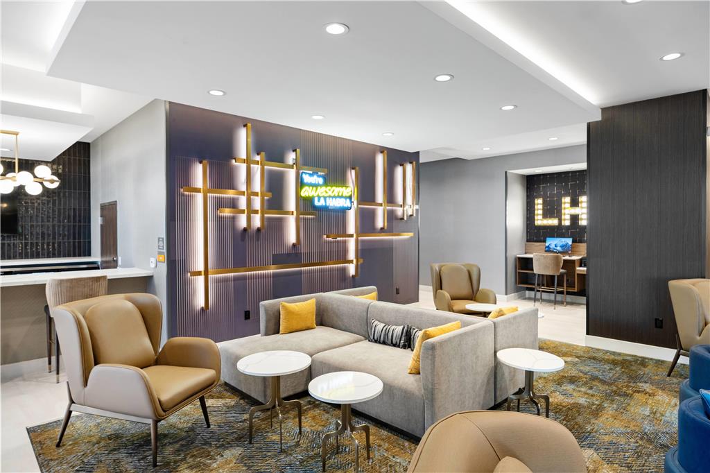La Quinta Inn & Suites by Wyndham La Habra - photo 7