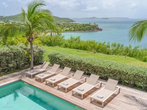 Be Happy à pied de Friar’s Bay face au coucher de soleil in Unknown City, Saint Martin