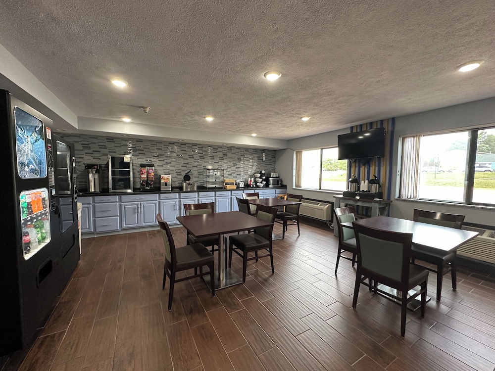 Economy Inn & Suites Cedar Rapids - photo 35