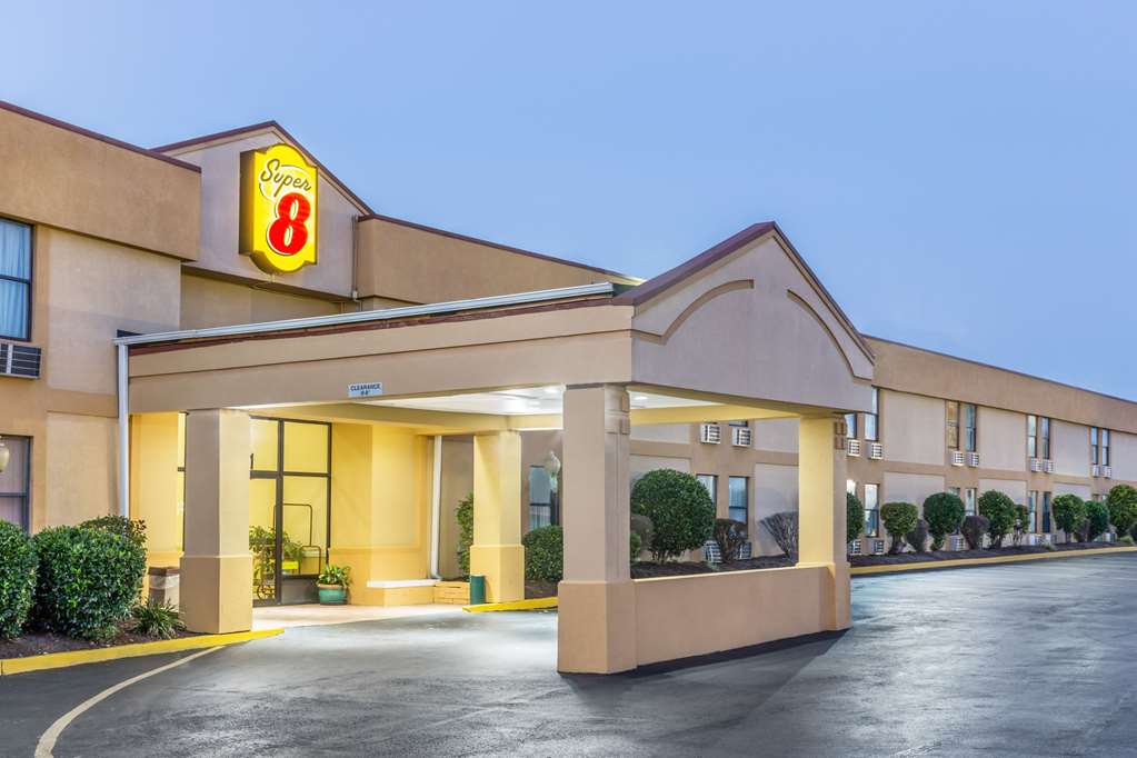Super 8 by Wyndham Knoxville Downtown Area - photo 2