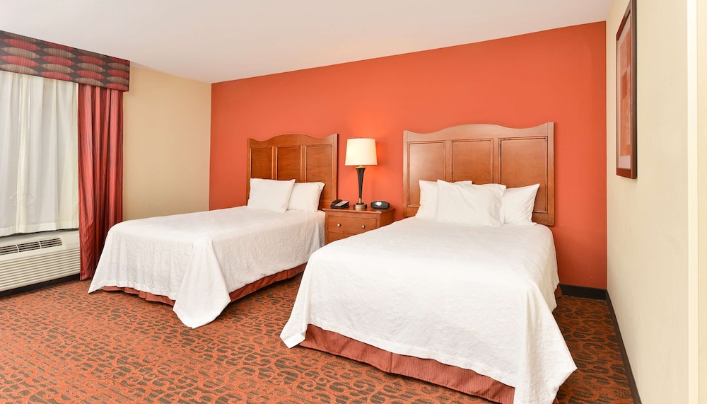 Hampton Inn Clinton IA - photo 13